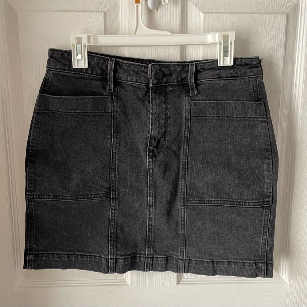 OLD NAVY Denim Skirt Women’s 10 Black Pockets Button Zip Closure Fall Academia